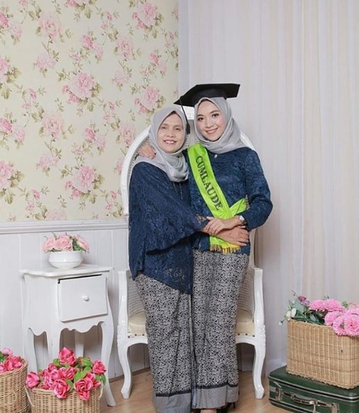 Model Kebaya Wisuda Brokat Modern Navy