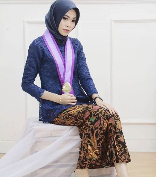 Model Kebaya Wisuda Brokat Modern Simple Navy