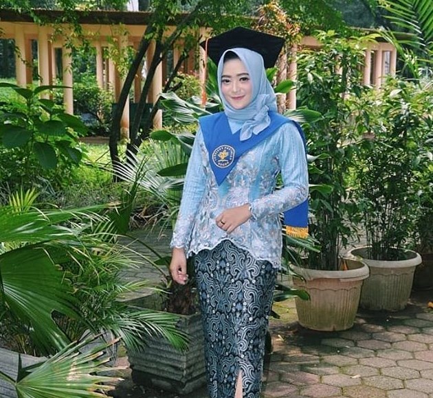 Model Kebaya Wisuda Brokat Modern Soft Blue