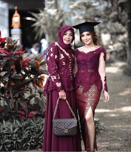 Model Kebaya Wisuda Brokat Modern Transparan Maroon