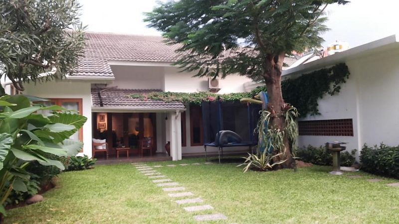 gambar rumah sederhana halaman luas
