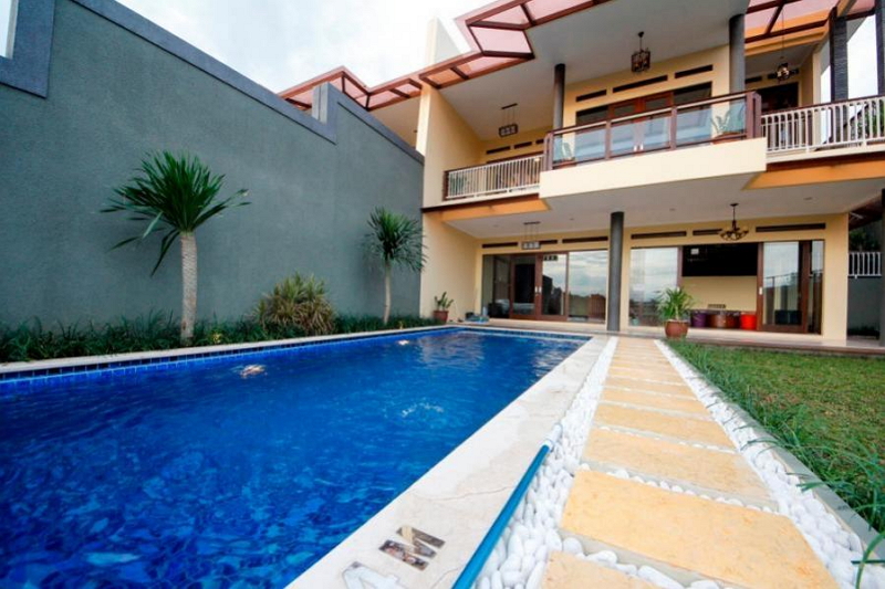 desain rumah mewah ada kolam renang