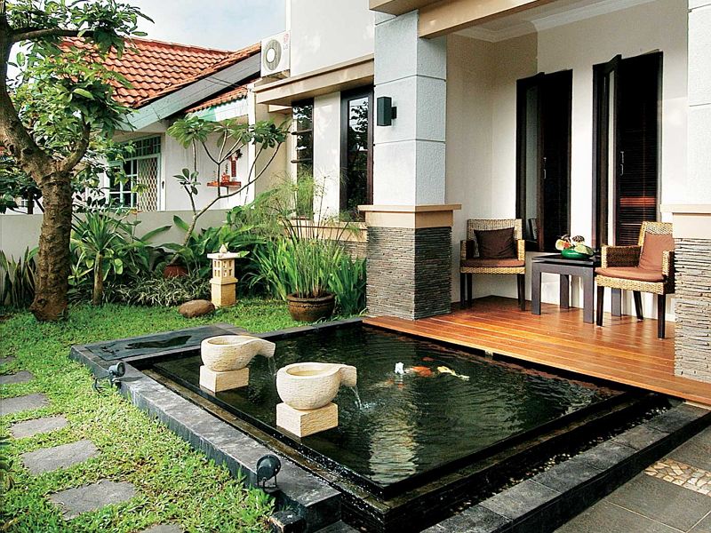 teras rumah minimalis ada kolam ikan