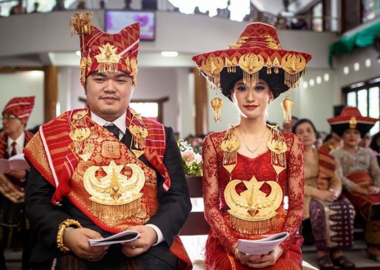 Baju Adat Batak Karo