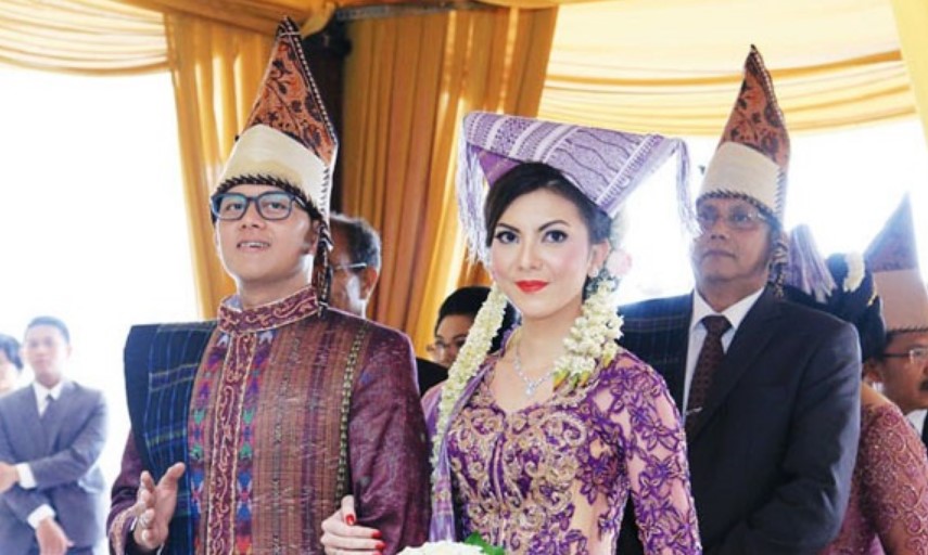 Baju Adat Batak Modern