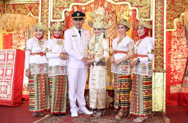 Baju Pengantin Adat Lampung Modern Warna Putih