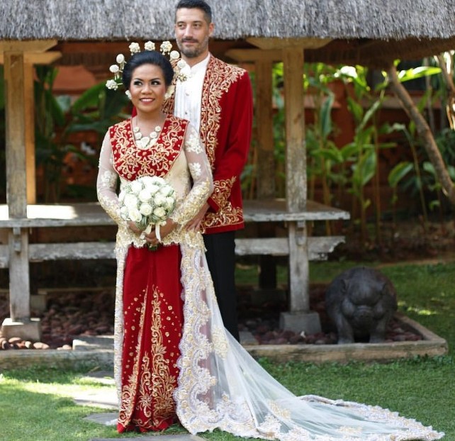 Baju Pengantin Adat Maluku Tradisional