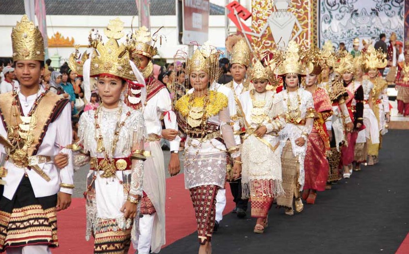 Kenali Baju Adat Lampung Beserta Aksesorisnya