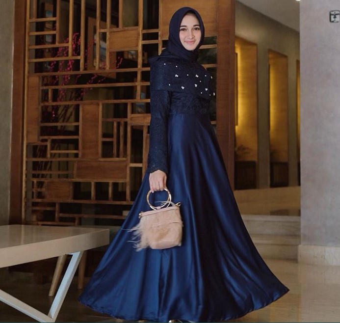 Model Gamis Terbaru Simple Tapi Mewah Satin Navy