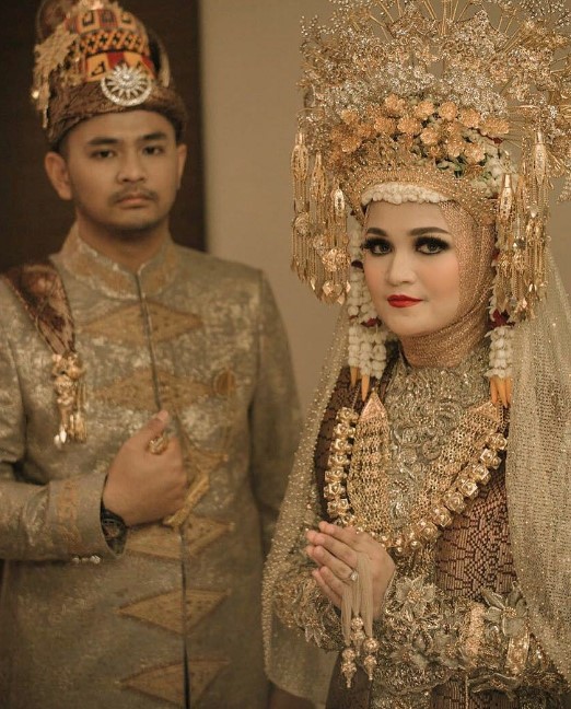 Pakaian Adat Aceh Modern Mewah Gold