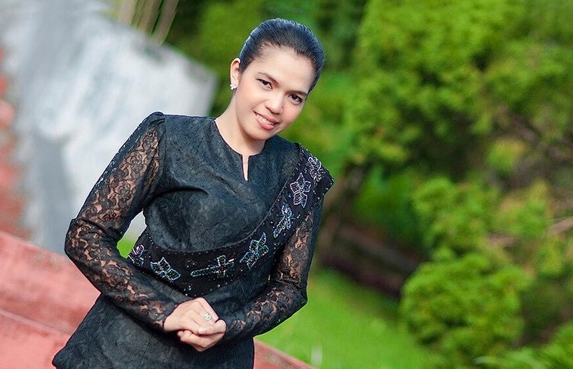 Pakaian Adat Maluku Kebaya Hitam Khas Gereja