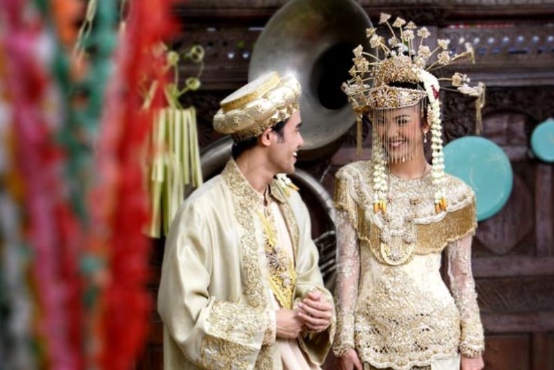 Pakaian Adat Pengantin Betawi Modern Gold