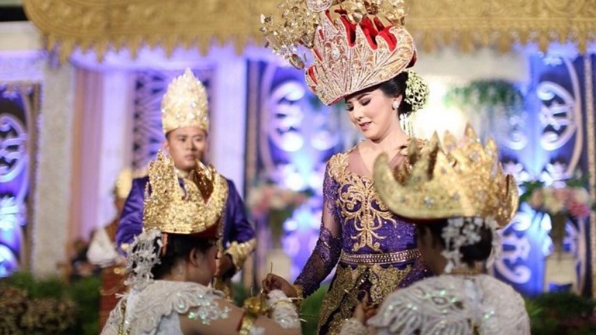 Pakaian Adat Pengantin Lampung Navy