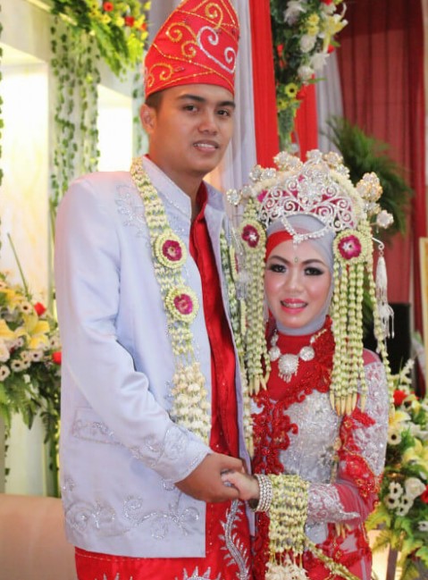 Pakaian Adat Wanita Jambi Berhijab Modern Tradisional