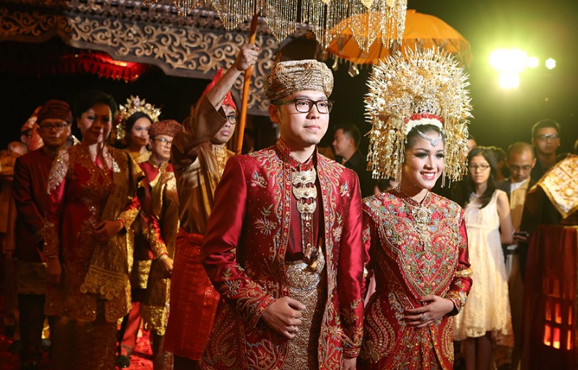 Baju Adat Minangkabau Modern untuk Pengantin Merah