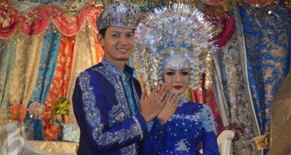 Baju Adat Minangkabau Pengantin Mahkota Perak
