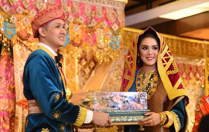 Baju Adat Minangkabau Pengantin Modern