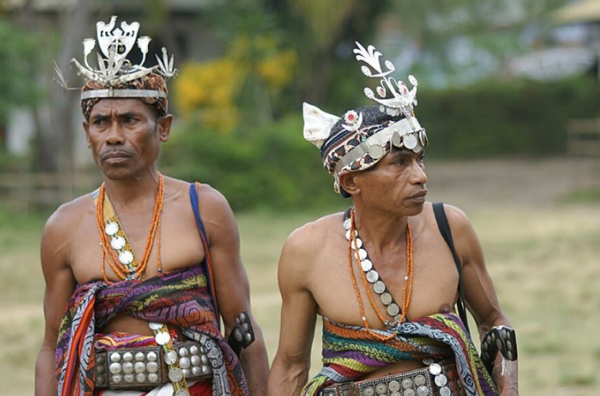 Baju Adat NTT Pria Tradisional