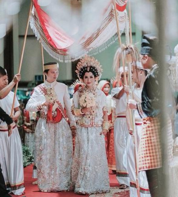 Baju Adat Sulawesi Wanita Modern