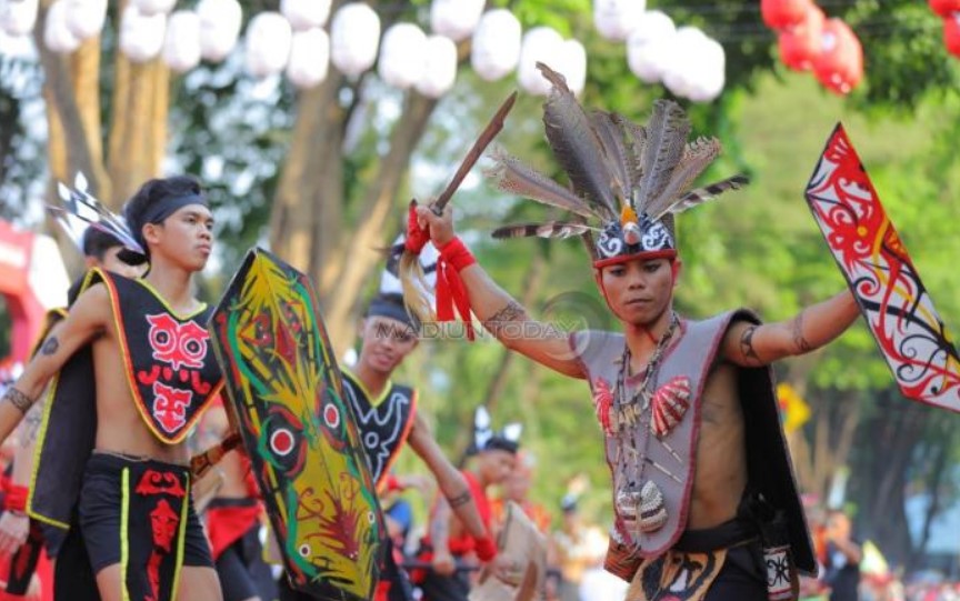 Pakaian Adat Dayak Laki-laki