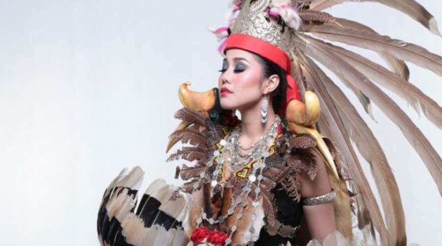 Pakaian Adat Dayak Wanita Modern