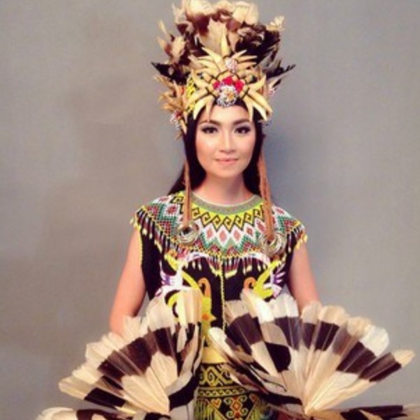 Pakaian Adat Dayak Wanita