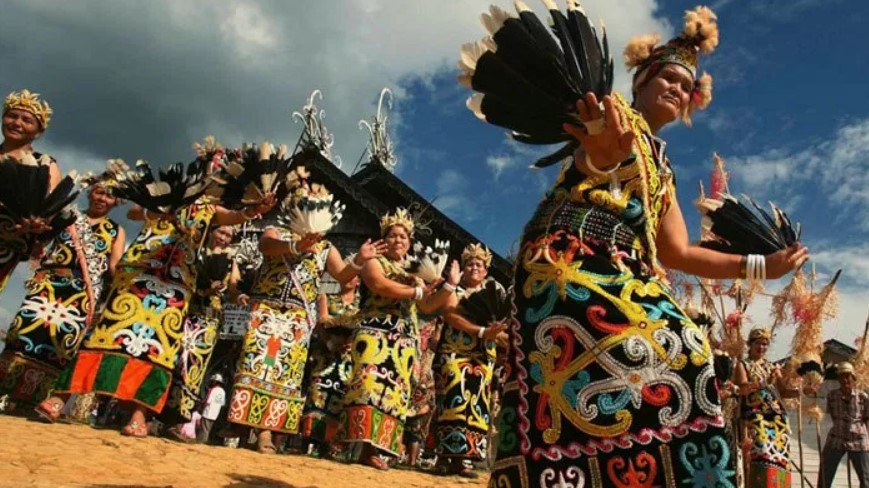 Pakaian Adat Kalimantan Tengah Klasik Tradisional