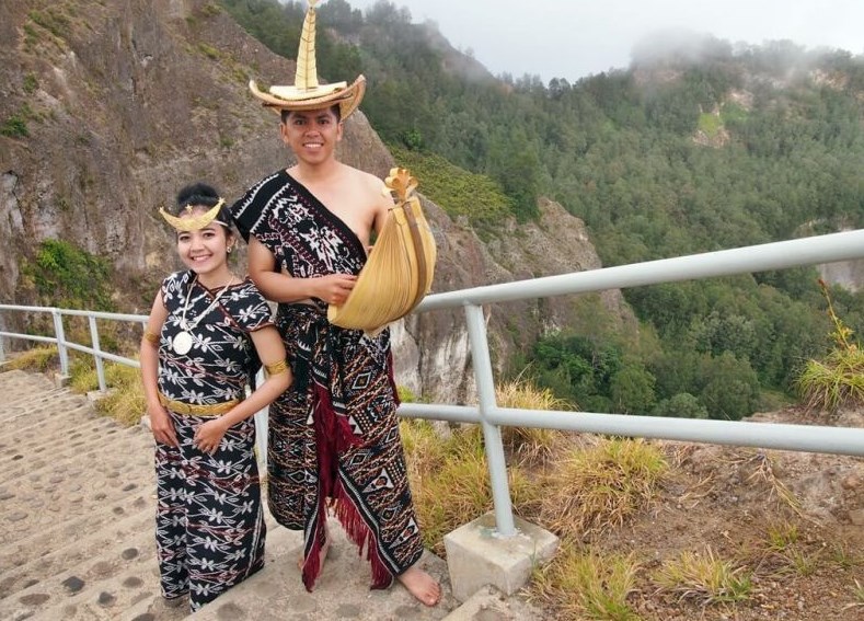 Pakaian Adat NTT Tradisional Songket
