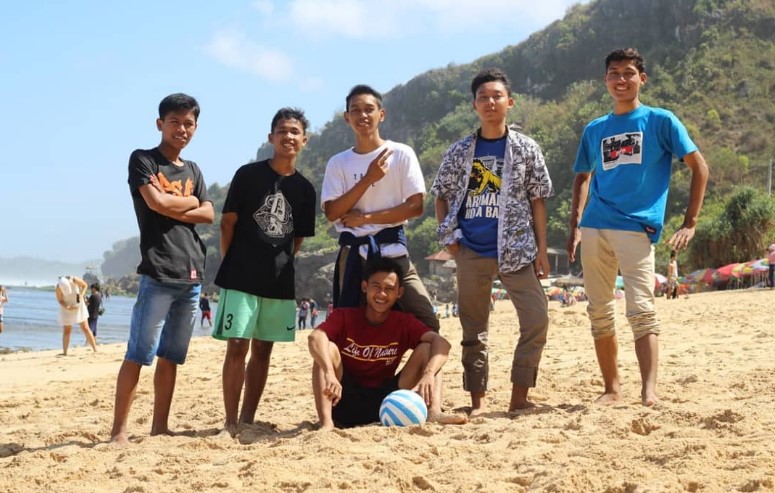 Bermain Bola Pantai Pok Tunggal