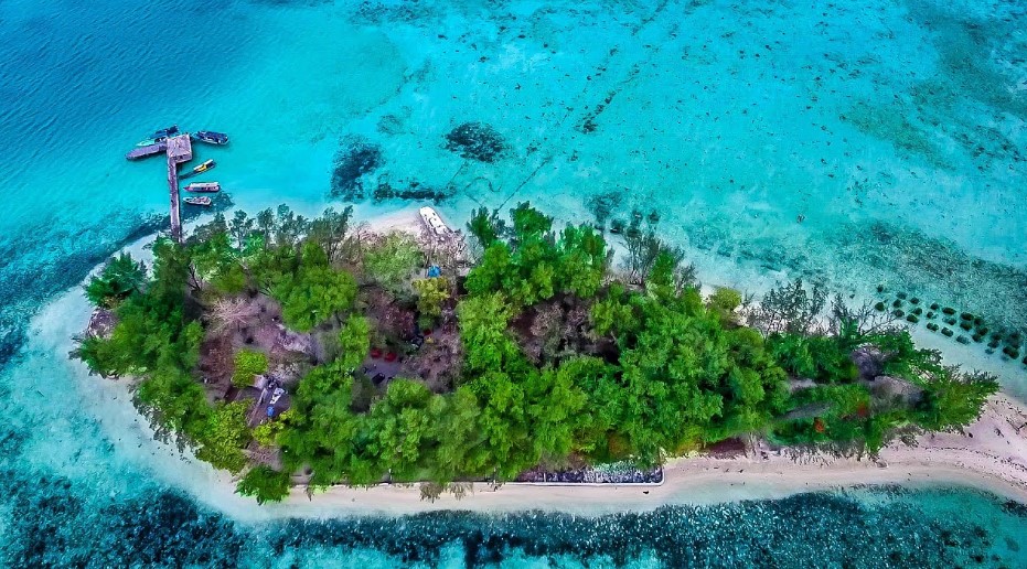 Keheningan dan Kesyahduan Pulau Semak Daun