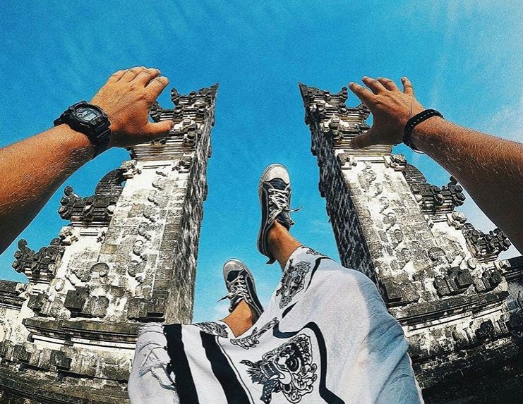 Kewajiban Memakai Sarung Ketika di Pura