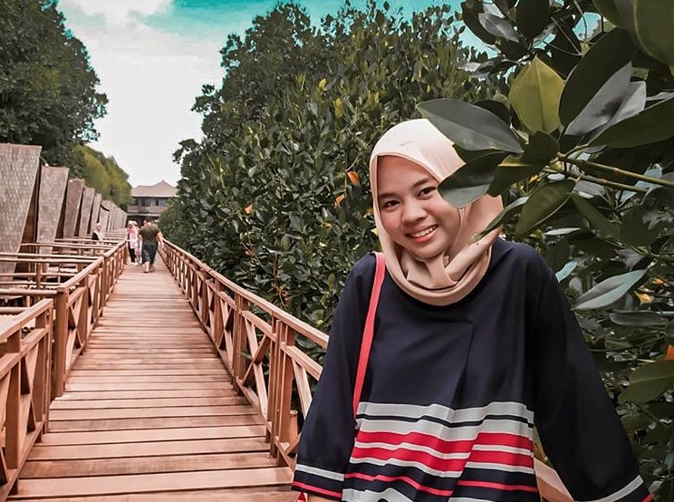 Menanam Bibit Mangrove