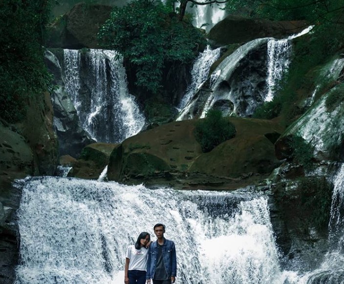 Pemandangan Dua Sisi Air Terjun
