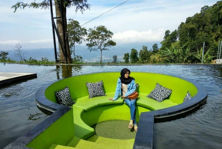 Sofa Tengah Kolam