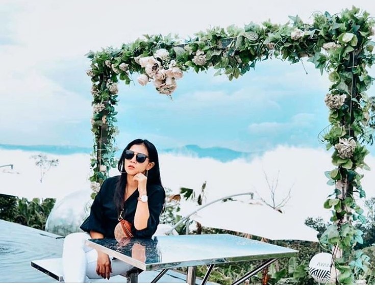 Spot Foto Bunga dengan View Romantis