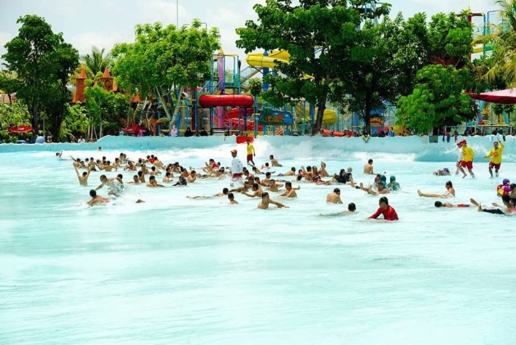 Wakiki Beach, Pas untuk Bersantai Bak di Pantai