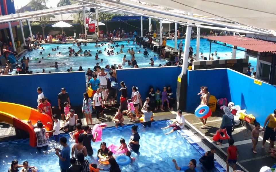 Kolam Renang Mini Waterpark Paragon