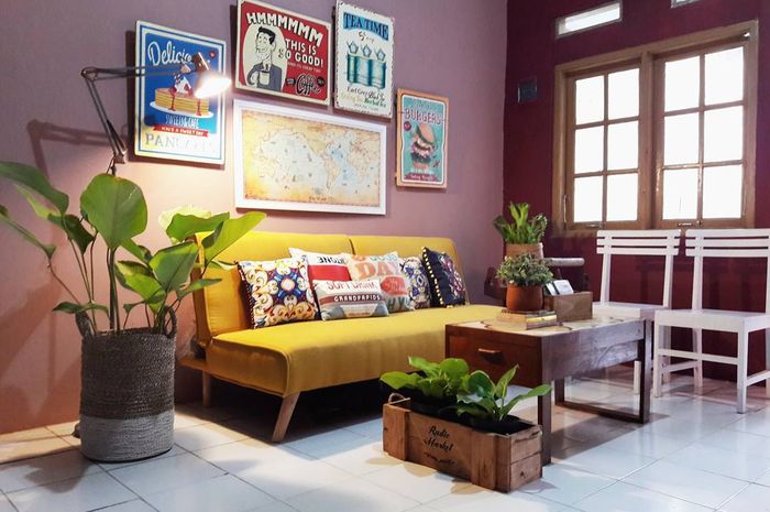Desain interior ruang tamu bernuansa retro