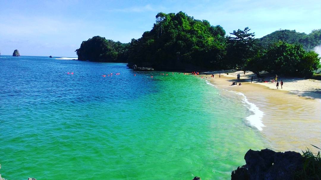 Pantai Tiga Warna
