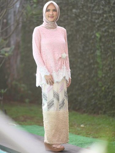 Kebaya Lamaran Brokat Ala Shabrina Narasati