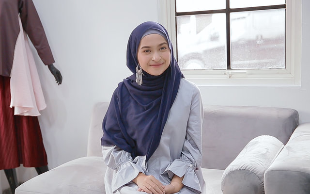 Hijab dengan Aksesoris Anting