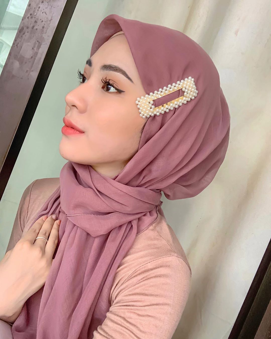 Menggunakan jilbab Segi Empat untuk Wajah Tirus