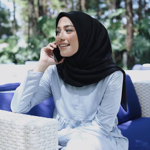 Gunakan Warna Gelap untuk Wajah Bulat