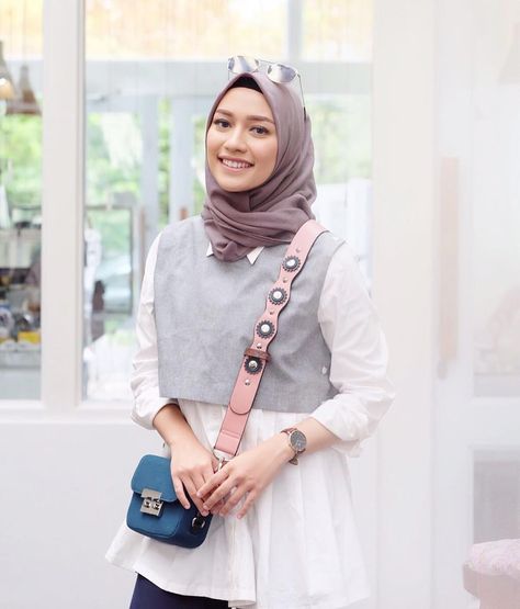 Hijab Trendi dan Elegan Ala Mega Iskanti